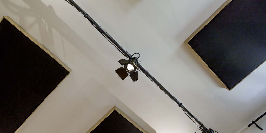 Au studio Garlaban on peut accrocher des projecteurs au plafond.